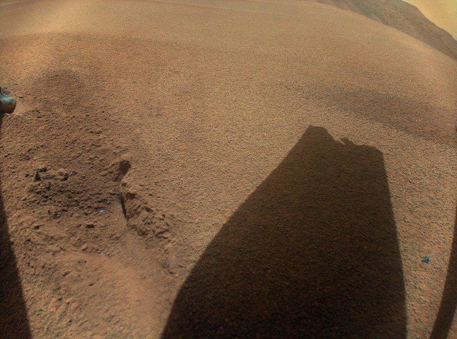 Một bức ảnh chụp mặt đất Sao Hỏa vô tình tiết lộ Ingenuity bị hỏng cánh quạt - Ảnh: NASA