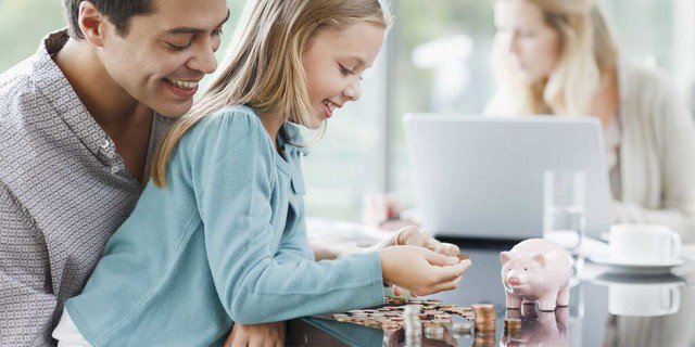 Cha mẹ giàu thường cho con cái họ biết được tiền quan trọng như thế nào. Ảnh minh họa