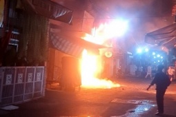 Tin tức trong ngày - TP.HCM: Tiệm cắt tóc tan hoang sau đám cháy, 6 người nhanh trí thoát nạn