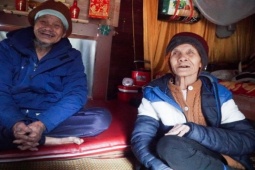 Tin tức trong ngày - Cặp "chồng điếc, vợ lòa" trên chiếc bè nổi dưới sông Hồng ngày rét buốt