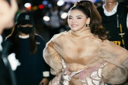 Thời trang - Người đẹp Việt lại "thiêu đốt ánh mắt" với váy áo trong suốt trước hàng trăm, nghìn người