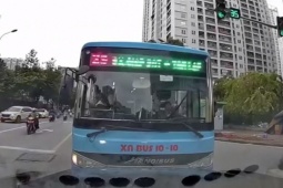 Tin tức trong ngày - Xử phạt tài xế buýt "thi gan" với ô tô giữa ngã tư ở Hà Nội
