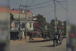 Xe máy - Xe đạp - Clip: "Đúng người đúng thời điểm", xe máy va chạm nhau rồi hạ gục xe bò