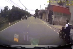 Xe máy - Xe đạp - Clip: Thót tim học sinh tránh xe điện sang đường suýt chui gầm ô tô