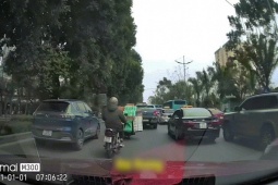 Ô tô - Clip: Cười chảy nước mắt với pha "Nhất tiễn hạ song điêu" của xe máy