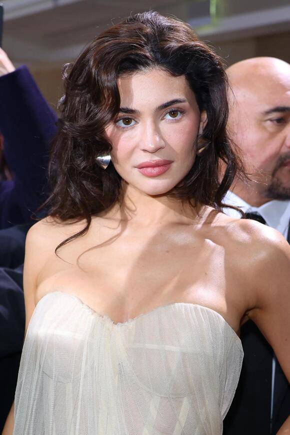 Kylie Jenner gây chú ý với set đồ thanh lịch khi dự Paris Haute Couture 2024 - 1