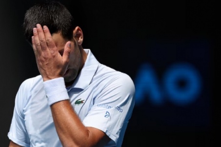 Djokovic thừa nhận chơi trận "tệ nhất Grand Slam", bị Sinner "khoét sâu" điểm yếu