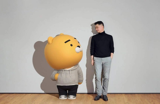 Vào tháng 3 năm 2021, Kim Beom-su đã ký Cam kết cho đi, một lời hứa của những cá nhân giàu có nhất thế giới, sẽ cống hiến phần lớn tài sản của họ cho các mục đích từ thiện.
