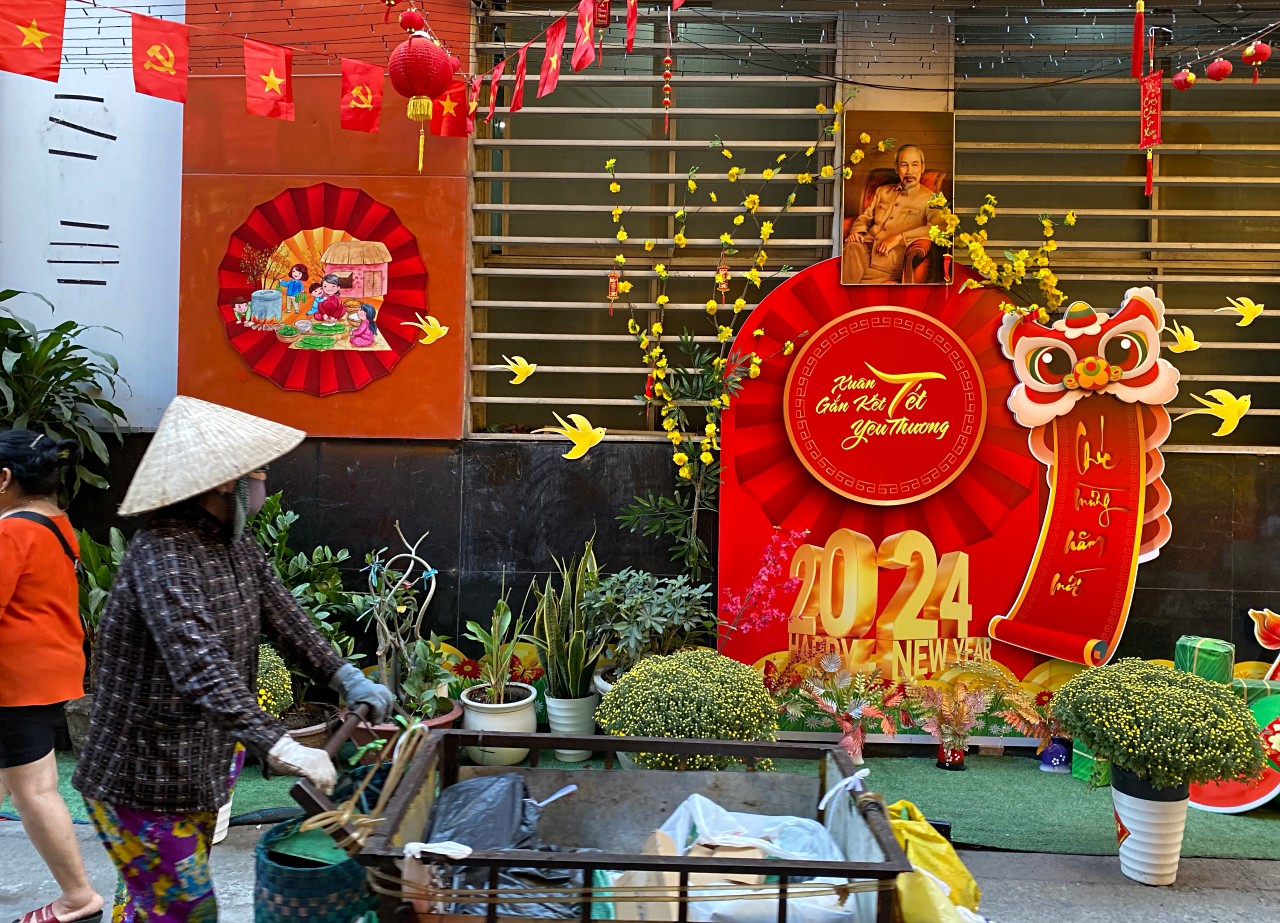 Người phụ nữ đi thu mua ve chai trong hẻm 100 Trần Hưng Đạo không khỏi tò mò, thích thú khi nhìn ngắm những tiểu cảnh độc đáo tại “đường hoa mini”. 