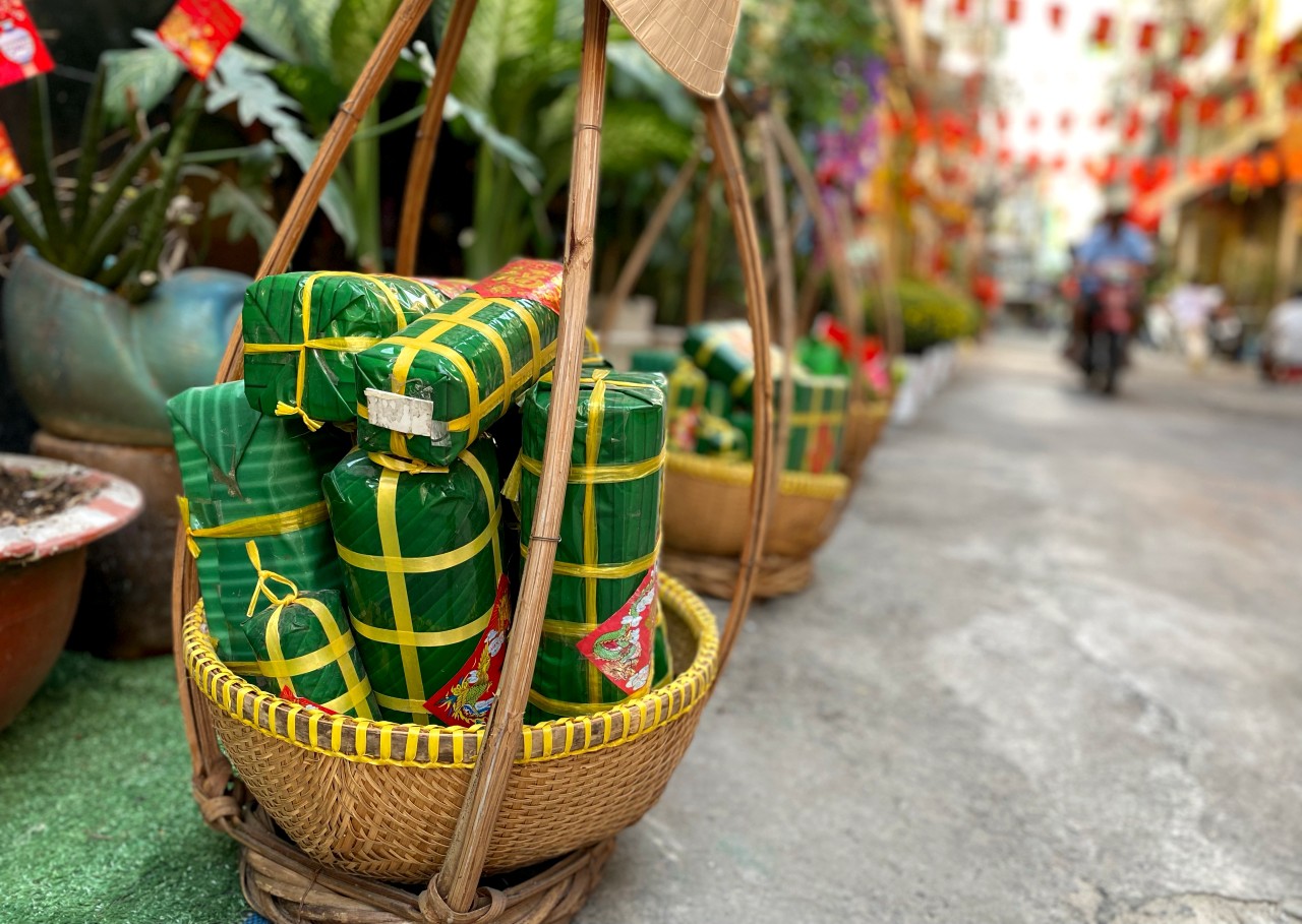 Gánh bánh tét, bánh chưng là 2 thực phẩm quen thuộc trong ngày Tết cũng không thể thiếu tại “đường hoa mini” trong hẻm 100 Trần Hưng Đạo