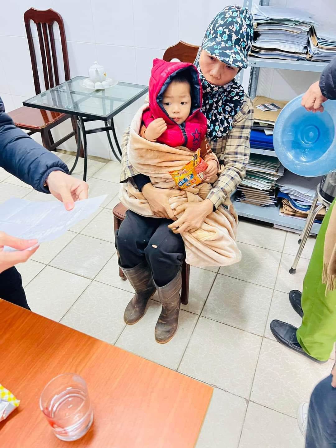 Cháu bé bị bỏ rơi được đưa về chính quyền xã Võng Xuyên (huyện Phúc Thọ, Hà Nội)