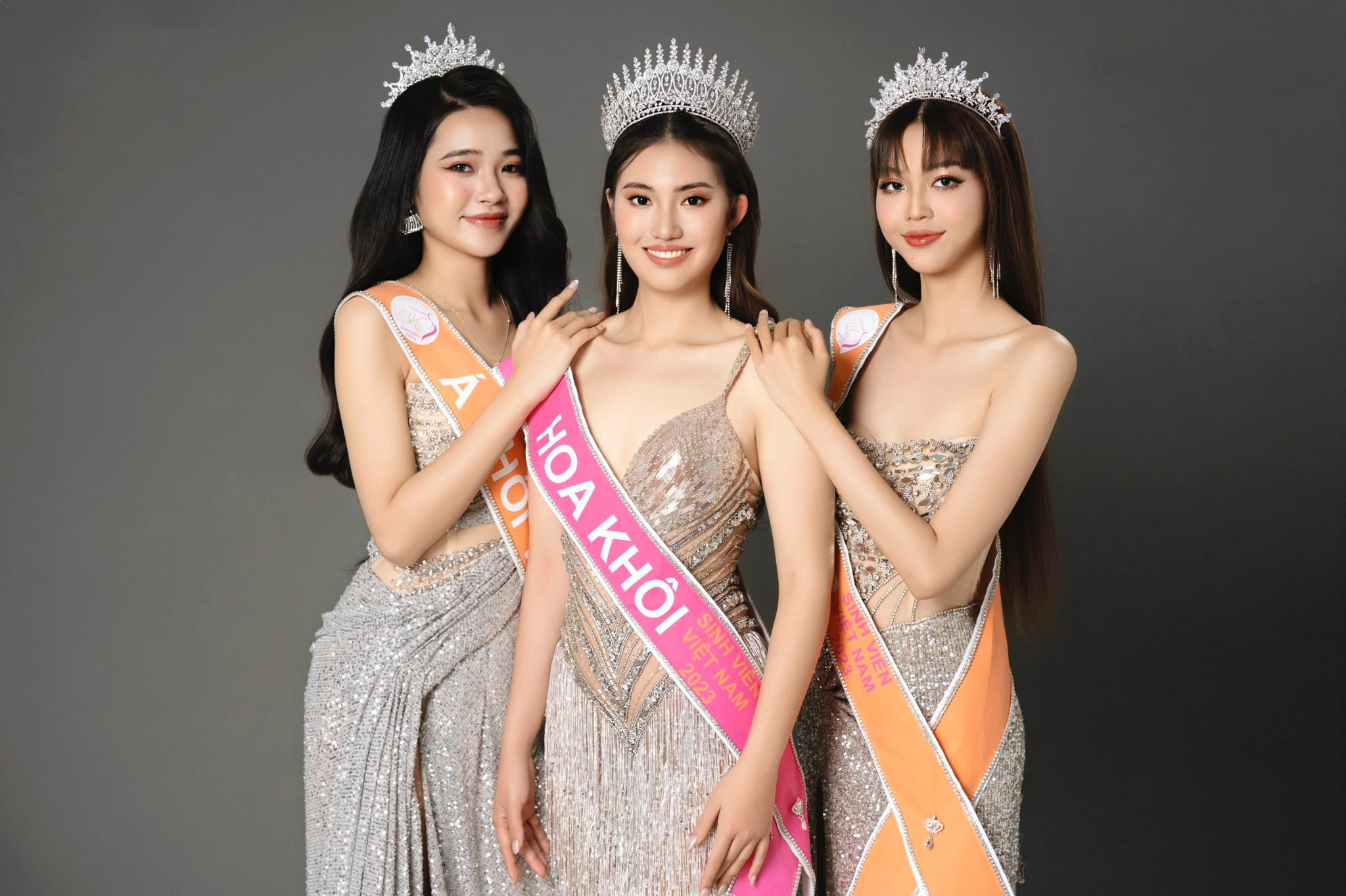 Trịnh Huyền Mai (đứng giữa) đăng quang Hoa khôi Sinh viên Việt Nam 2023. Nguồn ảnh: NVCC. 