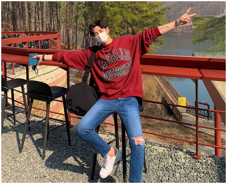 Mặc áo màu đỏ phù hợp với không khí Tết.