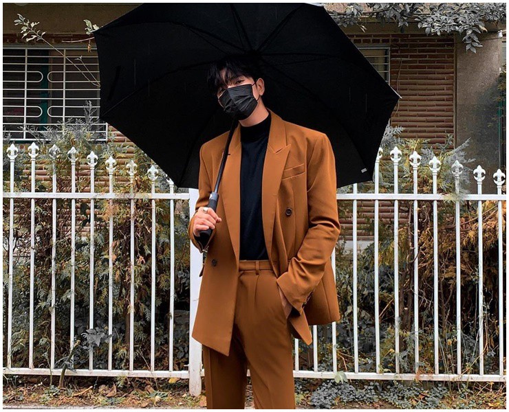 Mặc vest kiểu hiện đại làm người đàn ông trẻ trung hơn.