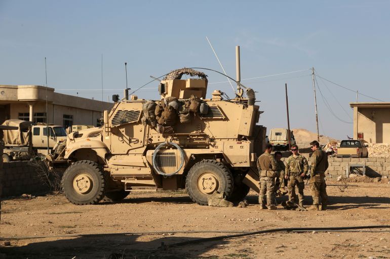 Binh sĩ Mỹ đứng bên ngoài xe bọc thép tại một căn cứ quân sự ở Iraq năm 2019. Ảnh: AP