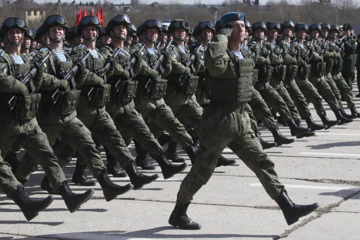 Lực lượng lính dù Nga diễn tập duyệt binh hôm 18/4/2022.