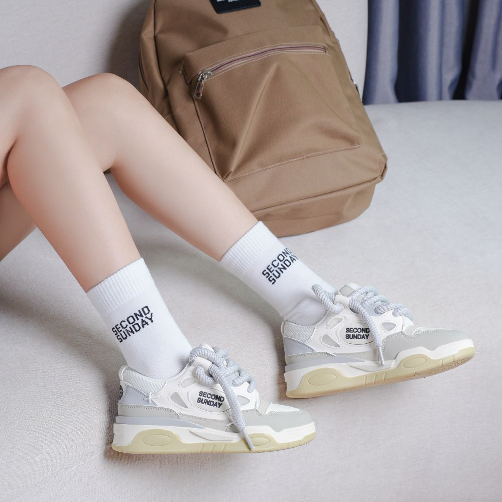 Giày thể thao sneaker Unisex Second Sunday Chunky Big Lace giảm 49%, từ 550.000 đồng xuống chỉ còn 279.000 đồng trên Shopee hôm nay.