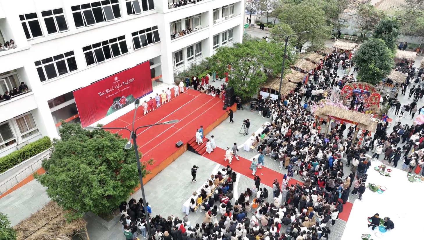 Màn trình diễn Việt cổ phục ấn tượng trong không gian chợ quê ấm cúng ngay tại sân trường của thầy trò DNU.