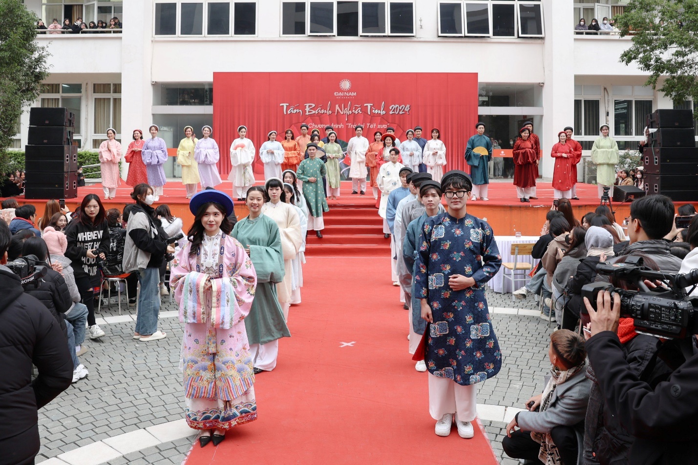 Một trong những điểm nhấn của chương trình Trở lại Tết xưa là màn trình diễn Việt cổ phục “đỉnh cao” của thầy, trò trường Đại học Đại Nam.