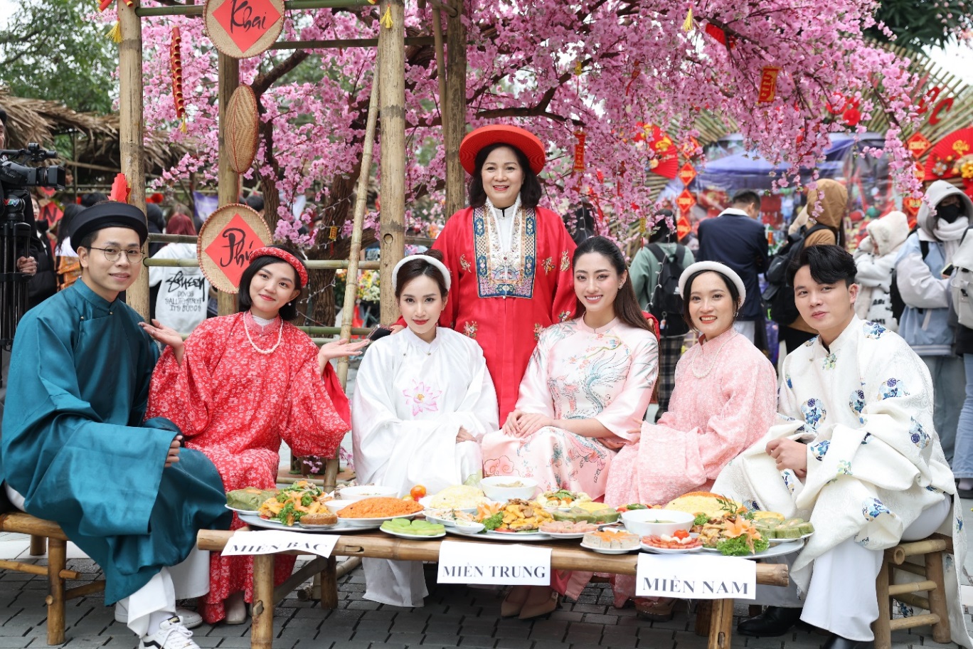 Sum vầy bên mâm cơm truyền thống Tết xưa 03 miền.