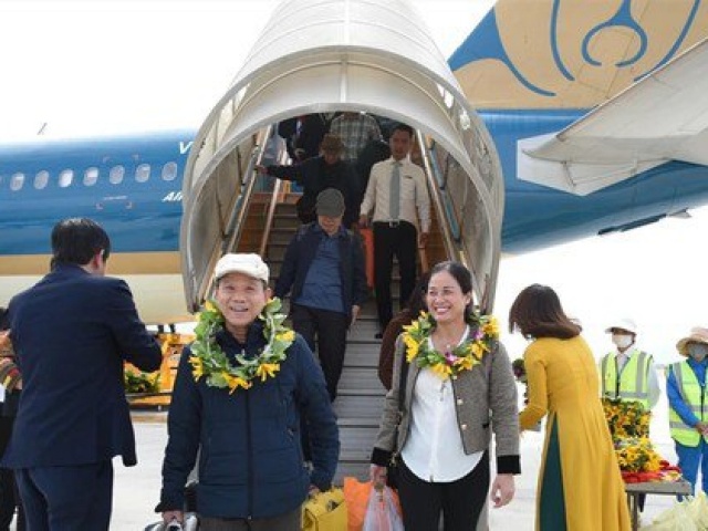 Thị trường - Tiêu dùng - Giao thông giáp Tết: Giá vé máy bay 'sốt' từng ngày