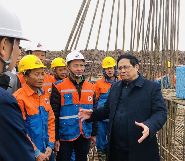 Thủ tướng Phạm Minh Chính động viên người lao động trên công trường dự án đường dây 500kV mạch 3 đi qua tỉnh Nam Định.