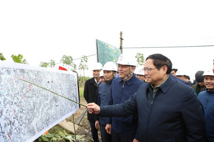 Thủ tướng Phạm Minh Chính kiểm tra tiến độ thi công vị trí móng cột tại Thái Bình.