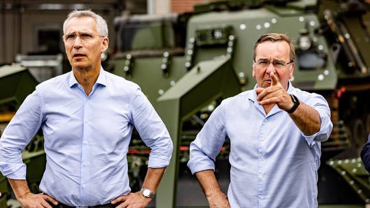 Bộ trưởng Quốc phòng Đức Boris Pistorius (phải) và Tổng thư ký NATO Jens Stoltenberg đứng trước một xe tăng rà phá bom mìn. Ảnh: Axel Heimken