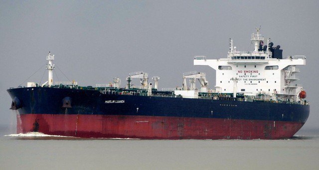 Tàu chở dầu Marlin Luanda trúng tên lửa khi đang di chuyển trên biển Đỏ. Ảnh: Globe Eye News