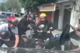 Pháp luật - Clip: Bất ngờ kiểm tra, cảnh sát bắt quả tang thanh niên "số má" mang theo chất cấm