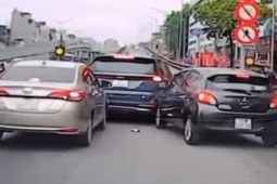 Tin tức trong ngày - Clip: Bất ngờ dừng xe, "xế hộp" lập tức nhận tai họa từ 2 ô tô