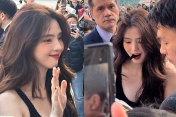Đời sống Showbiz - &quot;Nàng thơ cảnh nóng&quot; được trăm người vây kín tại Paris, nhan sắc gây chú ý qua cam thường