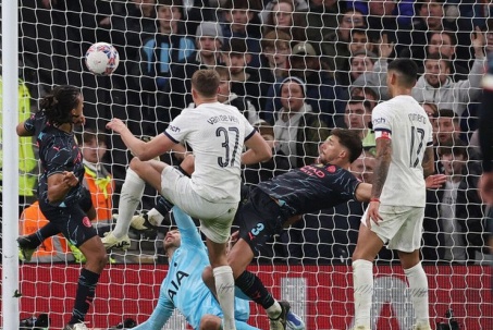 Man City lần đầu ghi bàn trên sân Tottenham sau 5 năm, tranh cãi bàn thắng phạm luật