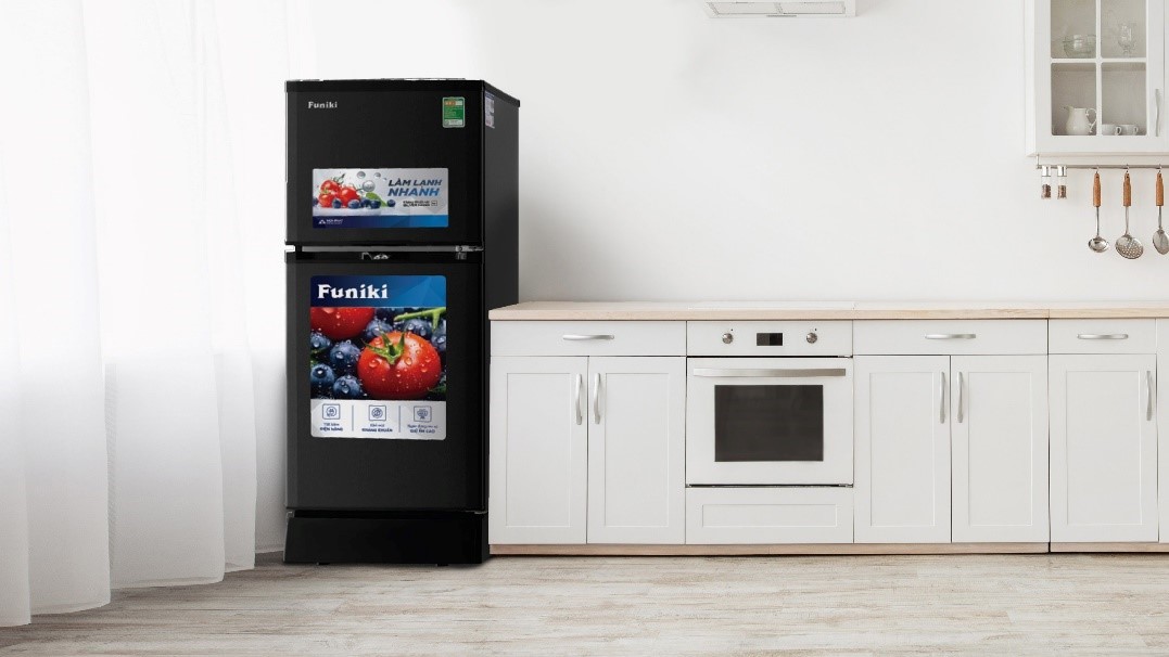 Với mức giá khoảng 3.3 triệu đồng, mẫu tủ lạnh này có dung tích 120L, phù hợp với các gia đình nhỏ xinh ít người.