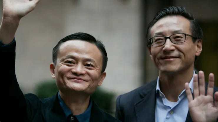 Người đồng sáng lập Alibaba Jack Ma và chủ tịch Joe Tsai, trước Sở giao dịch chứng khoán New York (NYSE) ở New York, Hoa Kỳ (Nguồn: CNBC).