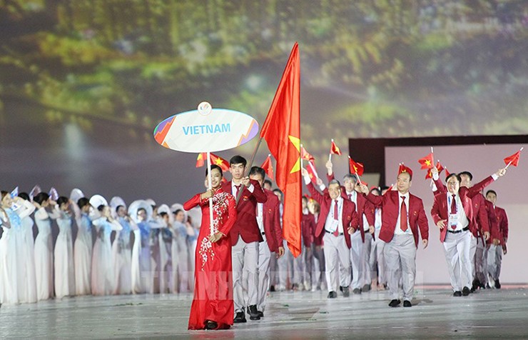 Huy Hoàng cầm cờ cho đoàn thể thao Việt Nam tại SEA Games