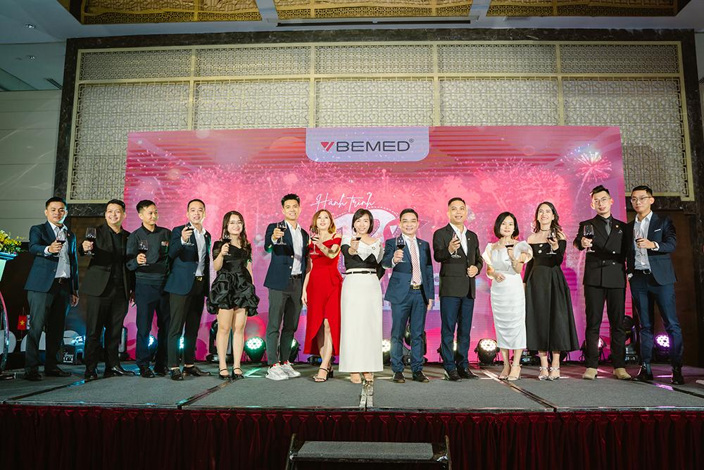 Nâng ly, khai tiệc cùng BEMED team