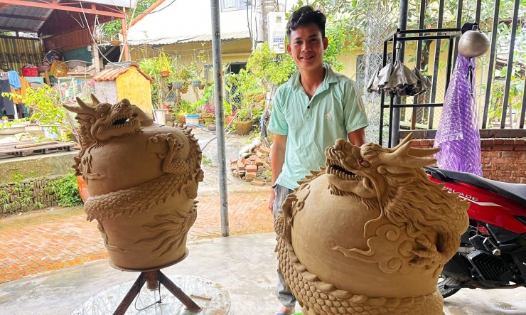 Anh Lê Văn Nhật, 35 tuổi là một trong 4 hộ được UBND phường Thanh Hà giao trọng trách chế tác những con rồng bằng gốm đất nung để trưng bày dịp Tết Nguyên đán năm nay.
