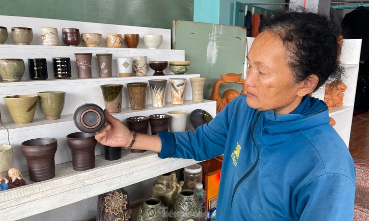 Làng gốm Thanh Hà hiện có trên 30 cơ sở sản xuất gốm thủ công với 3 dòng gốm: sản phẩm lưu niệm, sản phẩm thủ công mỹ nghệ và sản phẩm truyền thống, giữ đặc điểm chung là gốm thô mộc có màu đất nung tự nhiên.