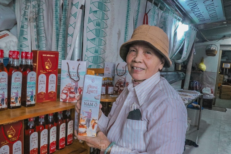 Bà Phan Thị Ngọc Bích, chủ cơ sở nước mắm Hương Làng Cổ (phường Hòa Hiệp Nam) cho biết: Năm nay đơn đặt hàng Tết nhiều nên cơ sở của bà bán ra hơn 10.000 lít nước mắm, mọi người đều phải tăng ca làm ngày đêm mới kịp. "Chúng tôi đang tích cực đóng chai, dán nhãn, đóng thùng để kịp chuyển cho các đơn hàng ở xa. Đặc biệt, năm nay cơ sở của tôi có nước mắm “hai năm”, được ủ 24 tháng mới bán ra nên mỗi chai có giá 80.000 đồng/chai." bà Bích cho biết.