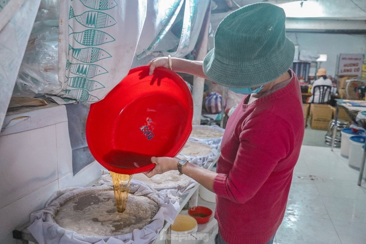 Làng nghề nước mắm lâu đời ở Đà Nẵng 'chạy đua' những ngày giáp Tết - 3