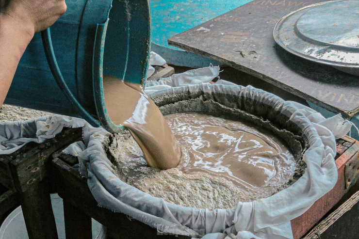 Mắm lấy từ trong chum đã được ủ từ 12 - 18 tháng, sau đó sẽ lọc qua phễu nhiều lần mới cho ra những giọt nước mắm thơm ngon.