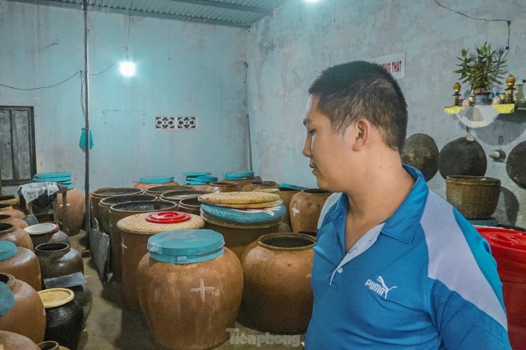 Ông Phan Công Quang - Giám đốc hợp tác xã dịch vụ tổng hợp Ô Long chia sẻ: Hiện hợp tác xã đang có 13 nhân viên, 7 xã viên đang hoạt động liên tục trong những ngày cuối năm. Sản lượng một năm ủ khoảng 50 tấn cá. Dịp Tết này sản lượng tính theo lượng mắm khoảng 10.000 lít tương đương khoảng 20 tấn, chiếm 40% tỷ lệ cho cả năm, tăng hơn 10% so với năm ngoái.