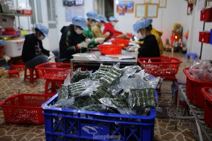 Tại một cơ sở làm nem chua ở huyện Hương Sơn (Hà Tĩnh) những ngày này, phải huy động hơn 10 công nhân cùng làm việc cả ngày lẫn đêm để kịp cung ứng hàng ra thị trường dịp Tết.