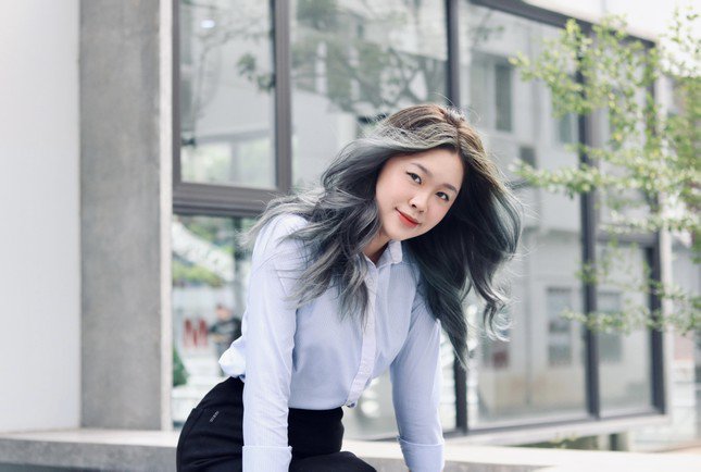 Châu Giang trong đồng phục của câu lạc bộ Nhà Doanh nghiệp Tương lai.