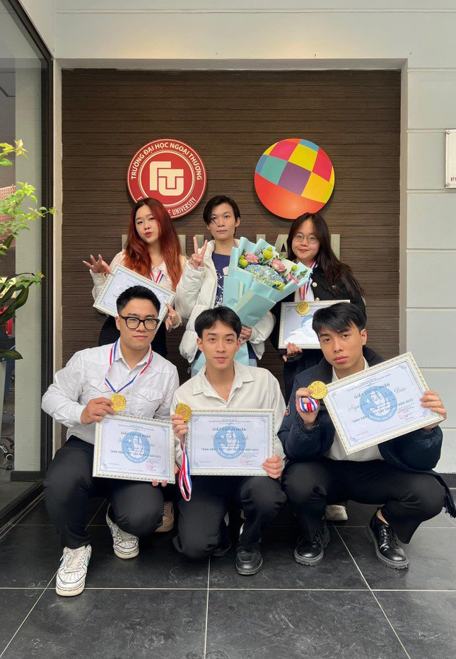 Châu Giang (bạn nữ bên trái) cùng các thành viên của tổ chức MentorA+ tại buổi lễ tuyên dương Sinh viên 5 Tốt.