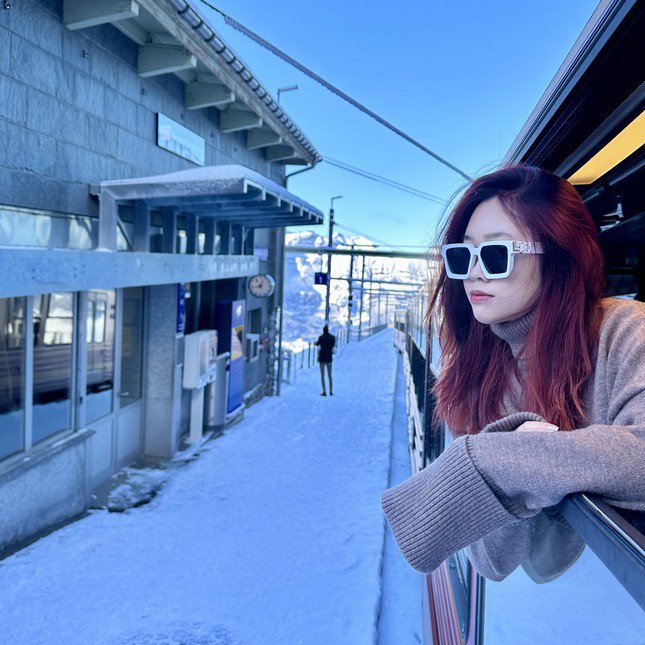 Châu Giang trải nghiệm đi tàu lên núi Jungfrau, Thuỵ Sĩ - “Nóc nhà” huyền thoại của Châu Âu.
