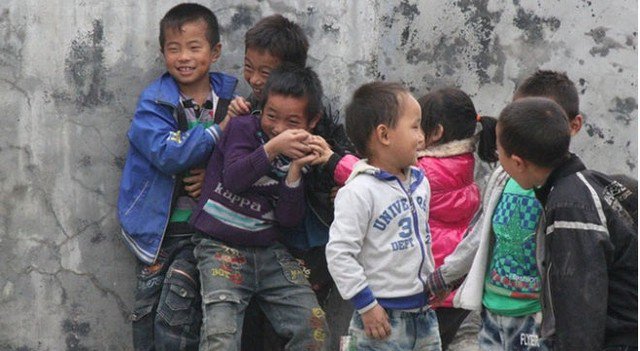 Một bé gái chơi đùa cùng nhiều bé trai trong một trường học ở Hồ Nam, Trung Quốc. Ảnh: China.org