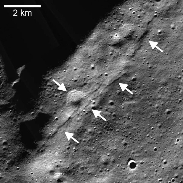 Các đường đứt gãy lớn hiện rõ cả trên bề mặt Mặt Trăng - Ảnh: NASA