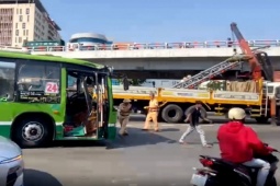 Tin tức trong ngày - Khung biển báo "khủng" đập vào xe buýt  sau va chạm, kẹt xe khủng khiếp